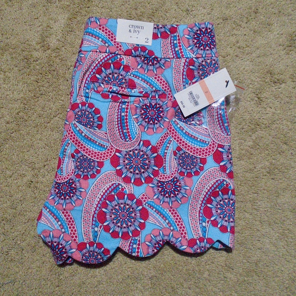CROWN & IVY NWT Printed Stretch Scalloped Shorts
